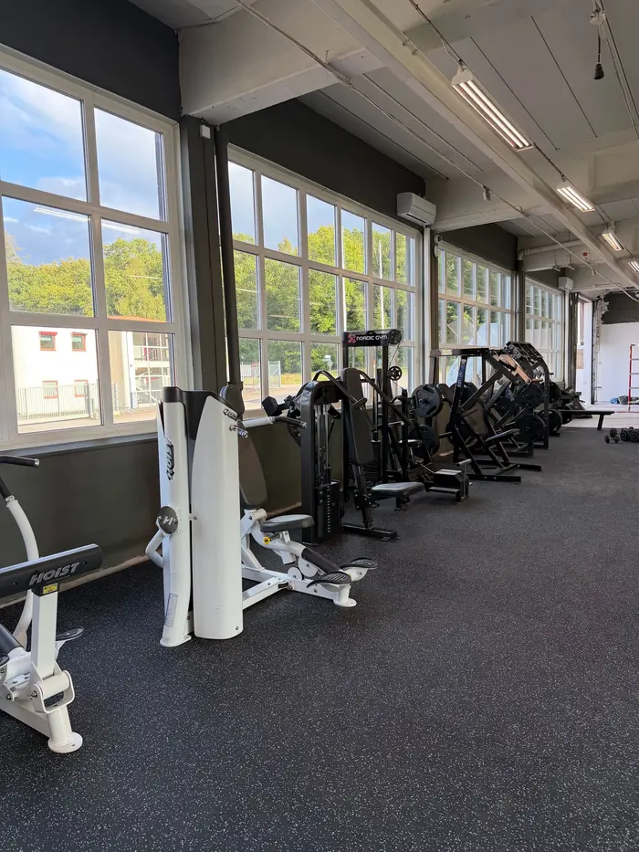 Maskinraden längs fönsterväggen hos Novus Gym